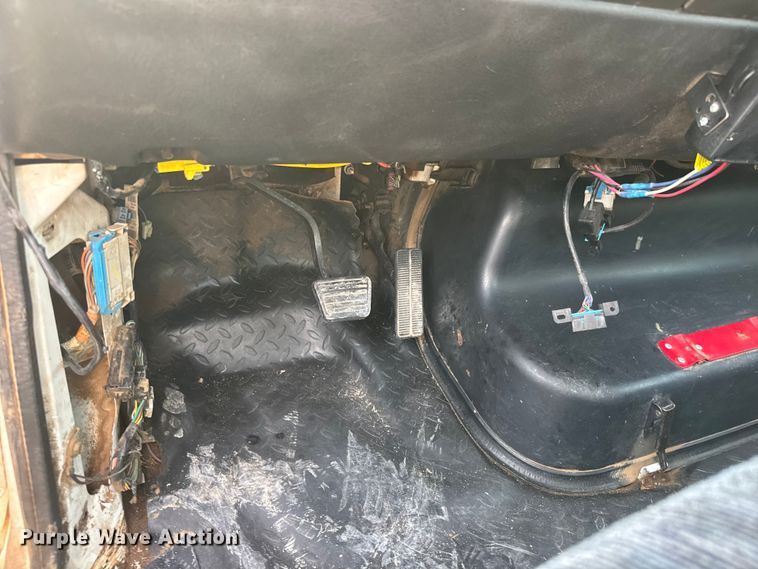 image for item ET1840 2005 Chevrolet C4500 flatbed truck