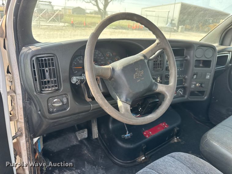 image for item ET1840 2005 Chevrolet C4500 flatbed truck