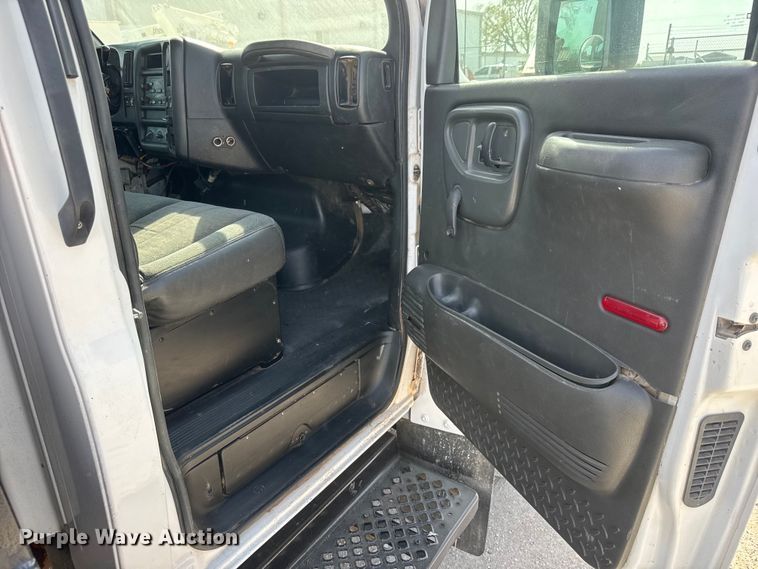 image for item ET1840 2005 Chevrolet C4500 flatbed truck