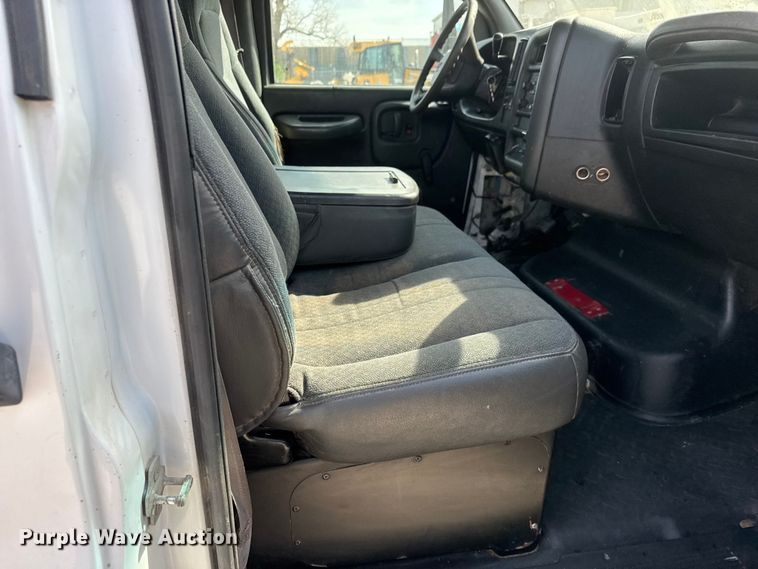 image for item ET1840 2005 Chevrolet C4500 flatbed truck