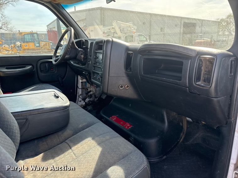 image for item ET1840 2005 Chevrolet C4500 flatbed truck