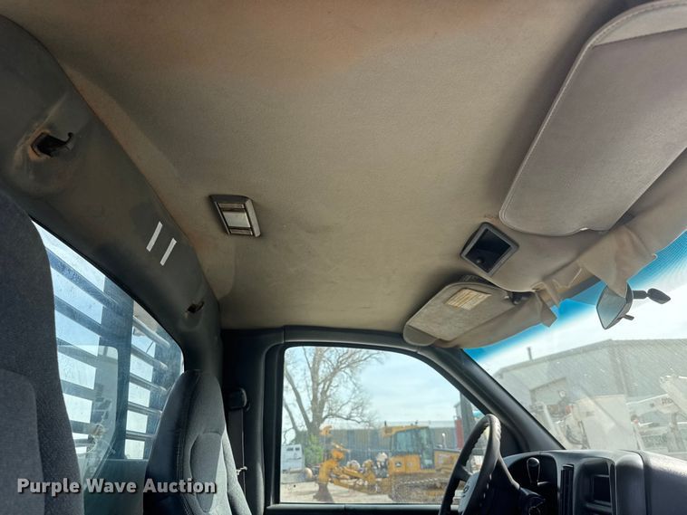 image for item ET1840 2005 Chevrolet C4500 flatbed truck