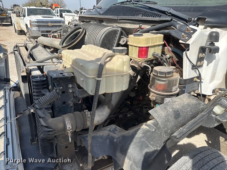 image for item ET1840 2005 Chevrolet C4500 flatbed truck