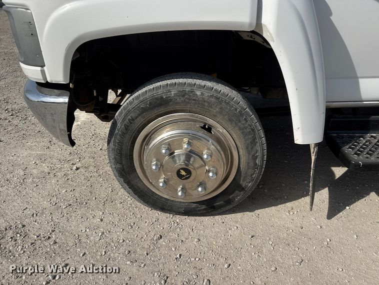 image for item ET1840 2005 Chevrolet C4500 flatbed truck