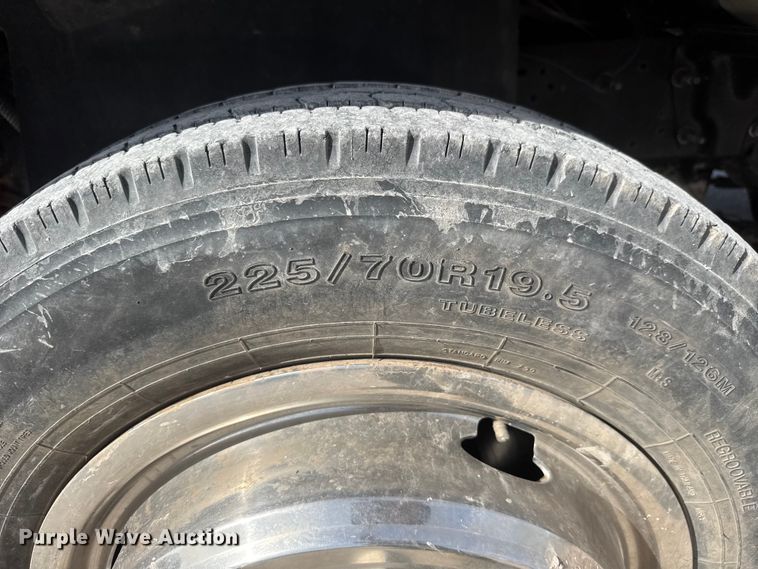 image for item ET1840 2005 Chevrolet C4500 flatbed truck