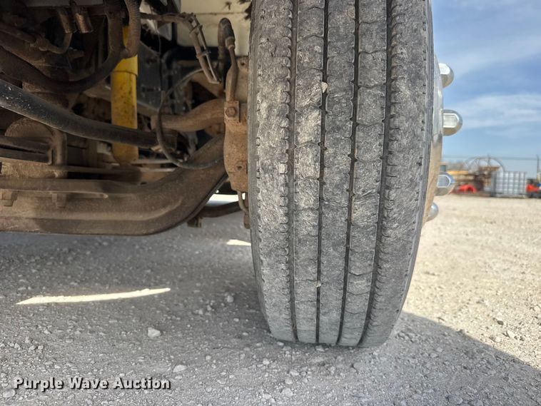 image for item ET1840 2005 Chevrolet C4500 flatbed truck