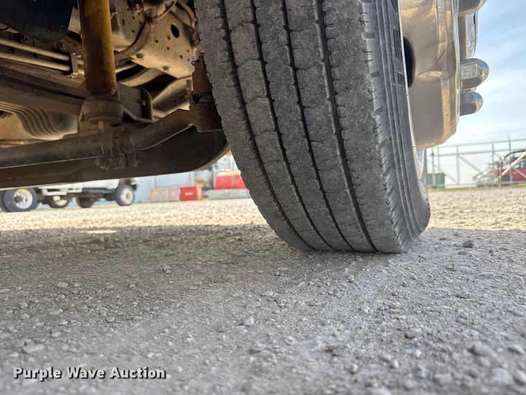 image for item ET1840 2005 Chevrolet C4500 flatbed truck