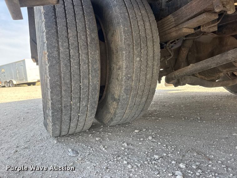 image for item ET1840 2005 Chevrolet C4500 flatbed truck