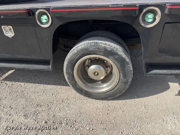 image for item ET1840 2005 Chevrolet C4500 flatbed truck