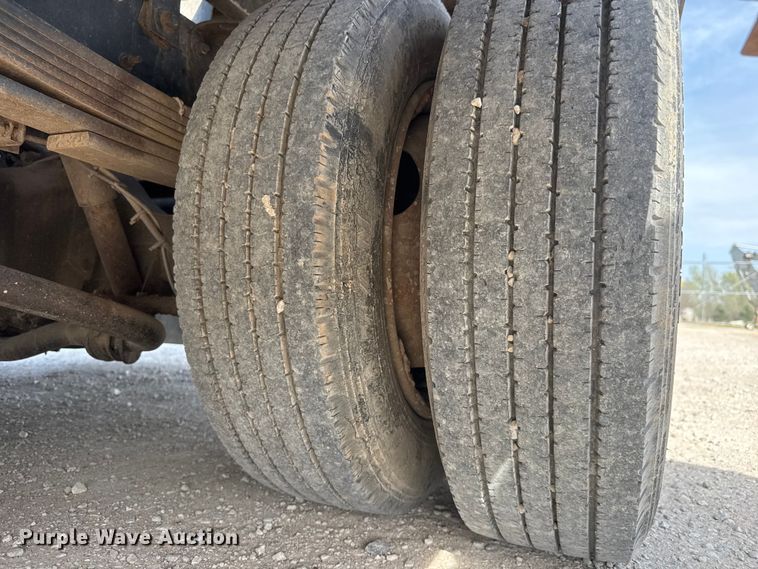 image for item ET1840 2005 Chevrolet C4500 flatbed truck