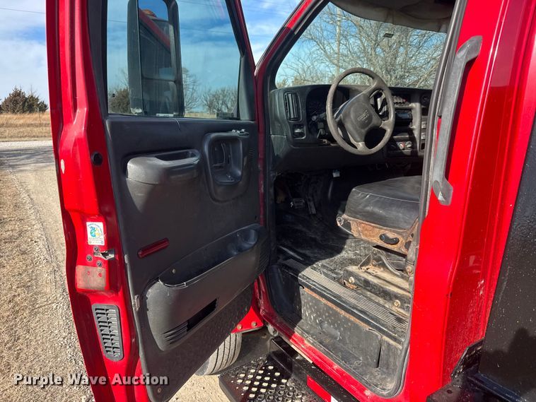 image for item ET4130 2007 GMC C5500 rollback truck