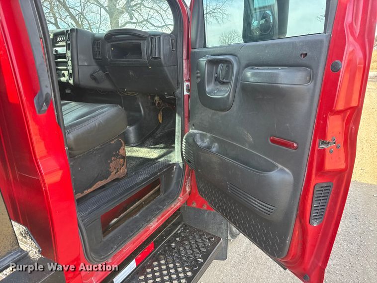 image for item ET4130 2007 GMC C5500 rollback truck