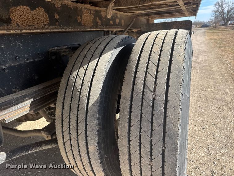 image for item ET4130 2007 GMC C5500 rollback truck