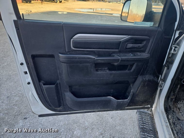 image for item ET5009 2021 RAM 3500 flatbed pickup truck