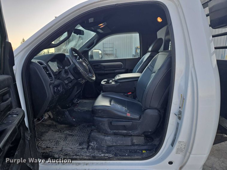 image for item ET5009 2021 RAM 3500 flatbed pickup truck