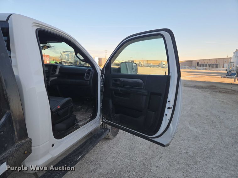 image for item ET5009 2021 RAM 3500 flatbed pickup truck