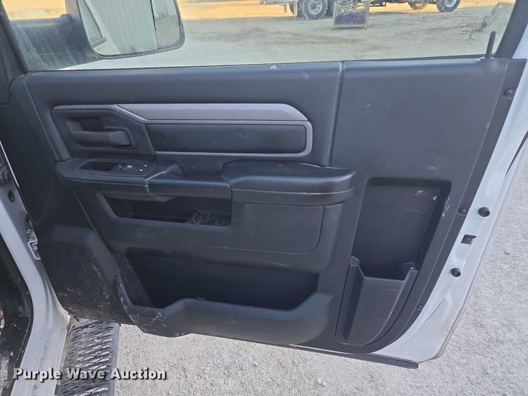 image for item ET5009 2021 RAM 3500 flatbed pickup truck