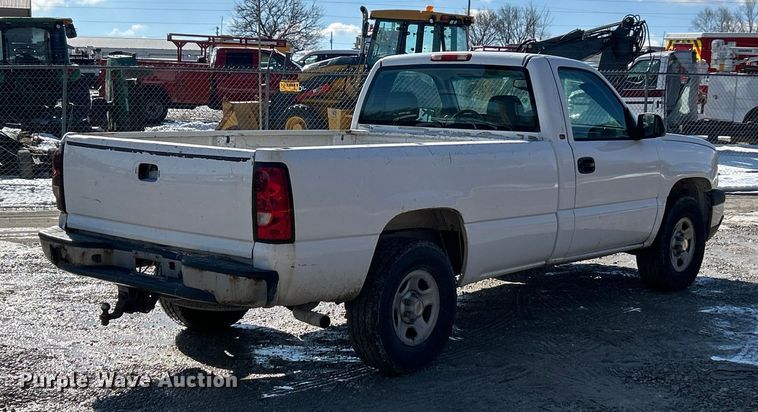 image for item ET6958 2004 Chevrolet Silverado 1500 pickup truck