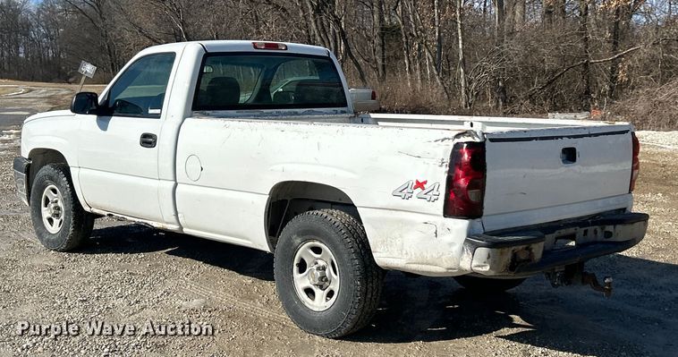 image for item ET6958 2004 Chevrolet Silverado 1500 pickup truck
