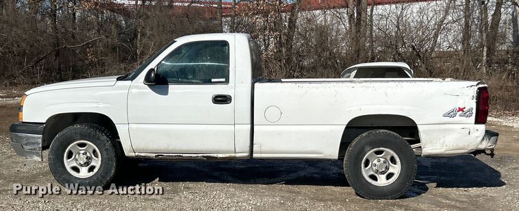 image for item ET6958 2004 Chevrolet Silverado 1500 pickup truck