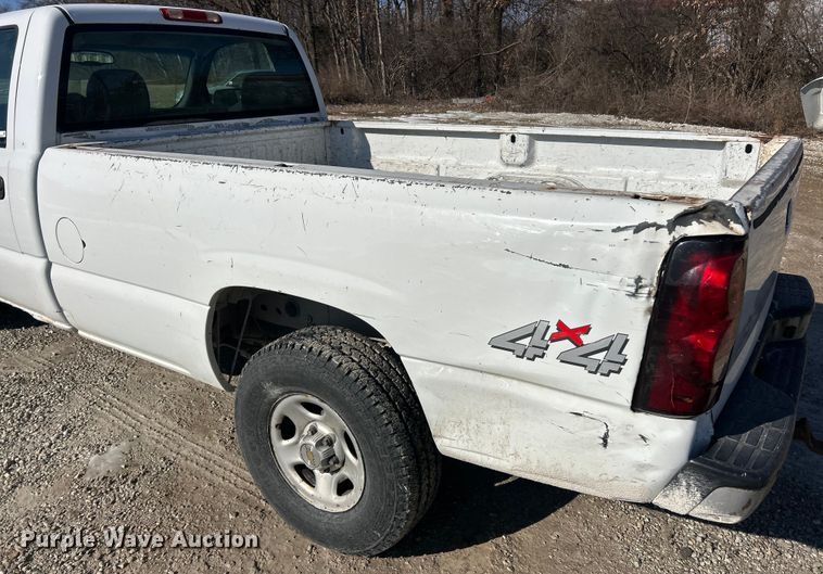 image for item ET6958 2004 Chevrolet Silverado 1500 pickup truck