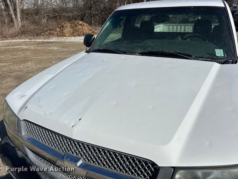 image for item ET6958 2004 Chevrolet Silverado 1500 pickup truck