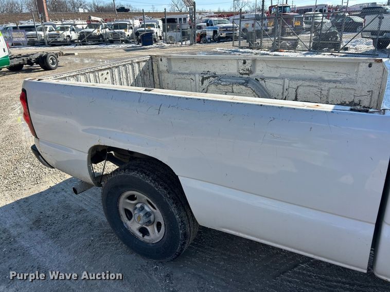 image for item ET6958 2004 Chevrolet Silverado 1500 pickup truck