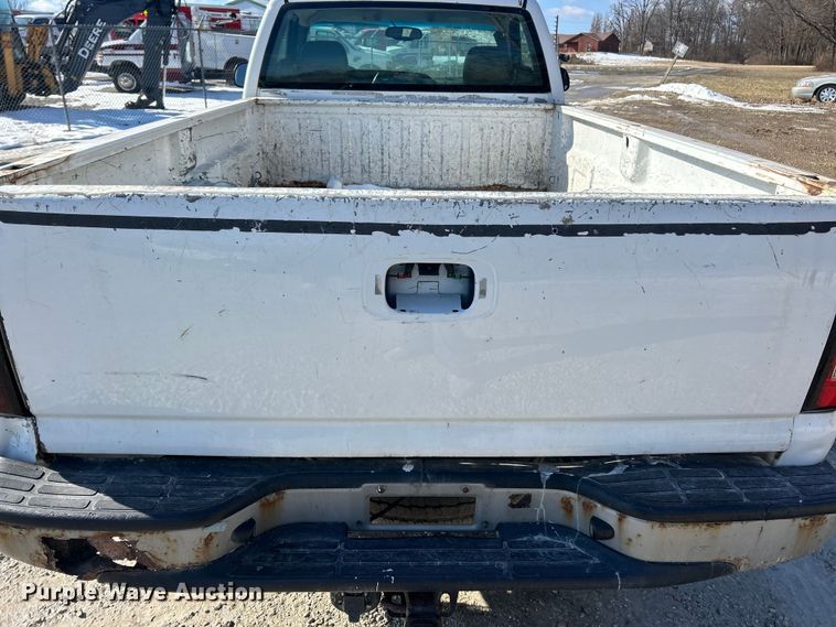 image for item ET6958 2004 Chevrolet Silverado 1500 pickup truck