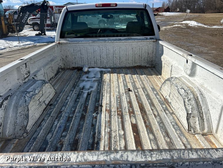 image for item ET6958 2004 Chevrolet Silverado 1500 pickup truck