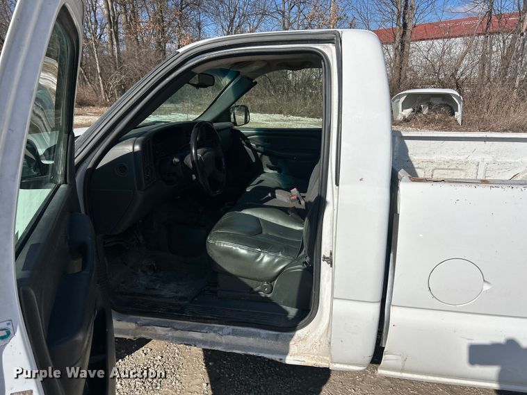 image for item ET6958 2004 Chevrolet Silverado 1500 pickup truck