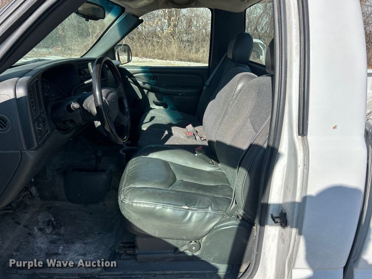 image for item ET6958 2004 Chevrolet Silverado 1500 pickup truck