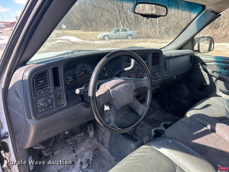 image for item ET6958 2004 Chevrolet Silverado 1500 pickup truck