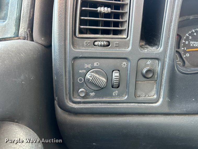 image for item ET6958 2004 Chevrolet Silverado 1500 pickup truck