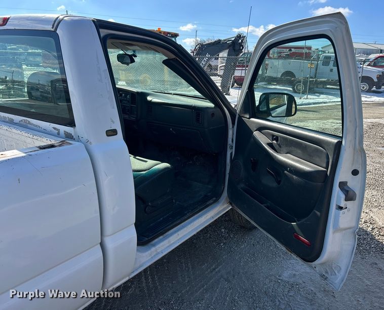 image for item ET6958 2004 Chevrolet Silverado 1500 pickup truck