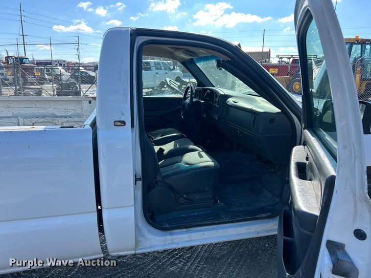 image for item ET6958 2004 Chevrolet Silverado 1500 pickup truck