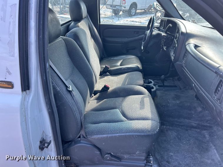 image for item ET6958 2004 Chevrolet Silverado 1500 pickup truck