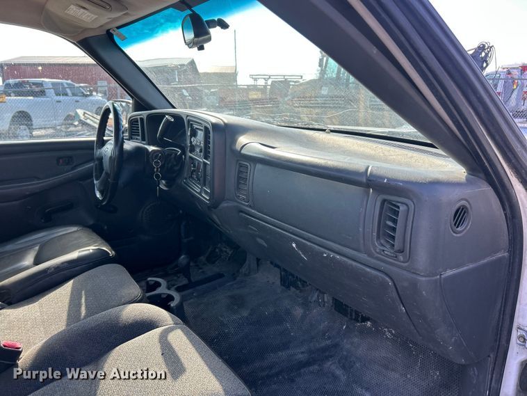 image for item ET6958 2004 Chevrolet Silverado 1500 pickup truck