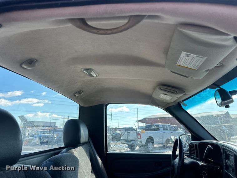 image for item ET6958 2004 Chevrolet Silverado 1500 pickup truck