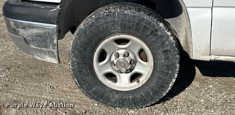 image for item ET6958 2004 Chevrolet Silverado 1500 pickup truck