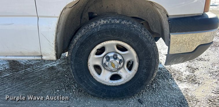 image for item ET6958 2004 Chevrolet Silverado 1500 pickup truck