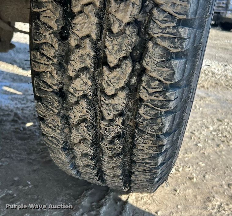 image for item ET6958 2004 Chevrolet Silverado 1500 pickup truck