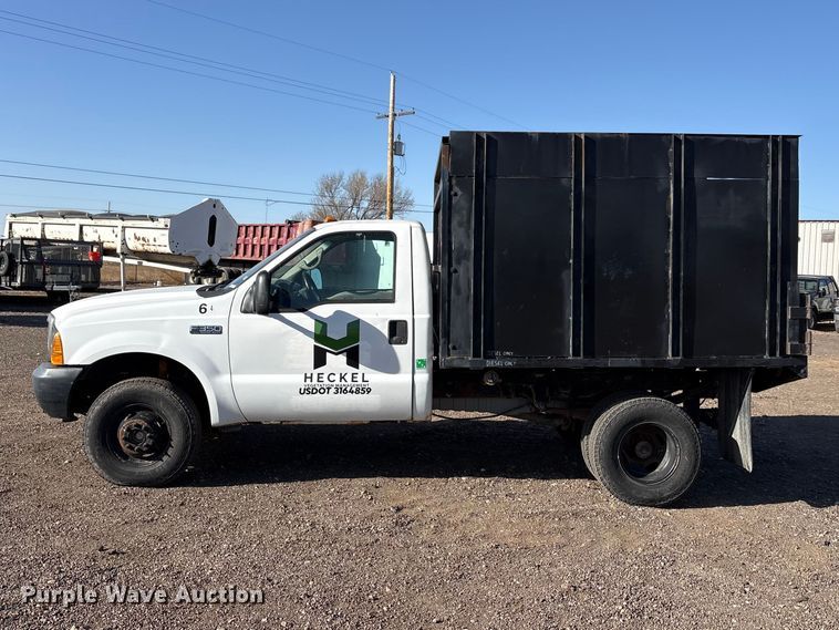 image for item EU0344 2001 Ford F350 Super Duty chip bed pickup truck