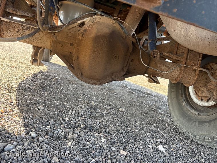 image for item EU0344 2001 Ford F350 Super Duty chip bed pickup truck