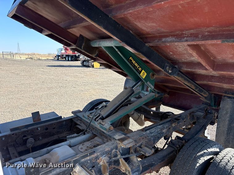 image for item EU0344 2001 Ford F350 Super Duty chip bed pickup truck