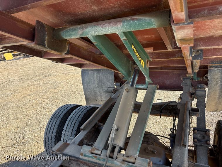 image for item EU0344 2001 Ford F350 Super Duty chip bed pickup truck