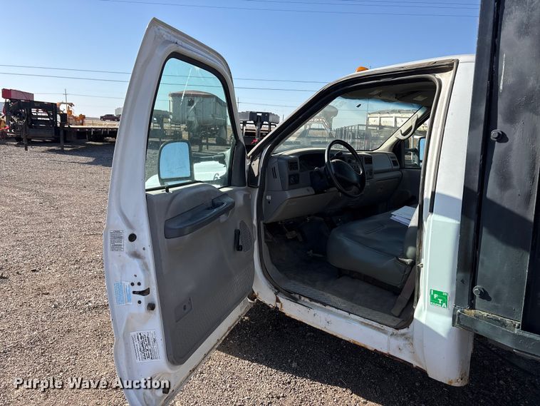 image for item EU0344 2001 Ford F350 Super Duty chip bed pickup truck