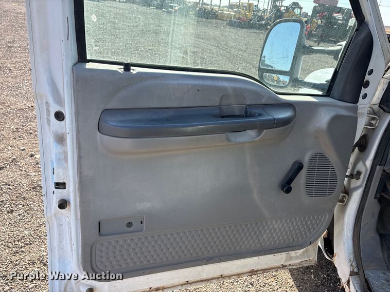 image for item EU0344 2001 Ford F350 Super Duty chip bed pickup truck