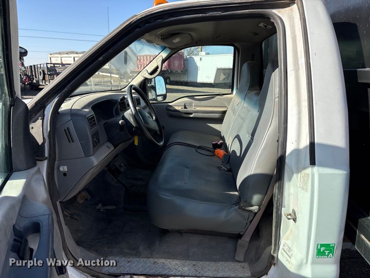 image for item EU0344 2001 Ford F350 Super Duty chip bed pickup truck