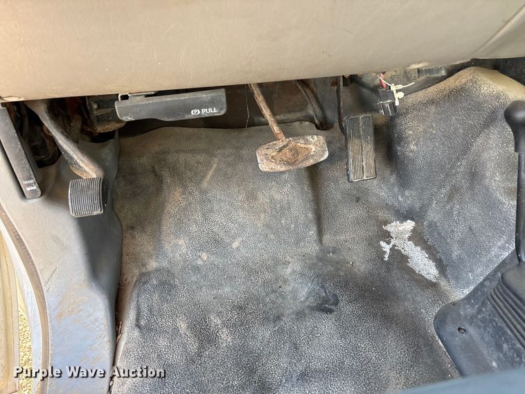 image for item EU0344 2001 Ford F350 Super Duty chip bed pickup truck