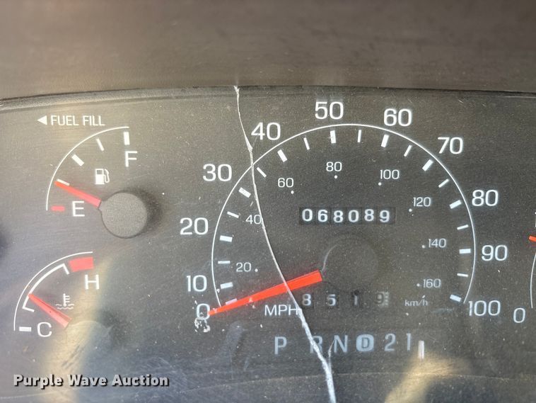 image for item EU0344 2001 Ford F350 Super Duty chip bed pickup truck